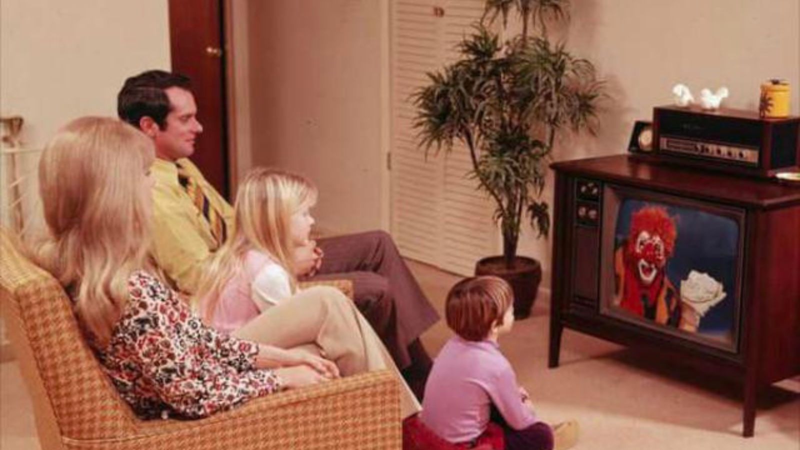 11 Photos of What TV Night Looked Like in the 1970s