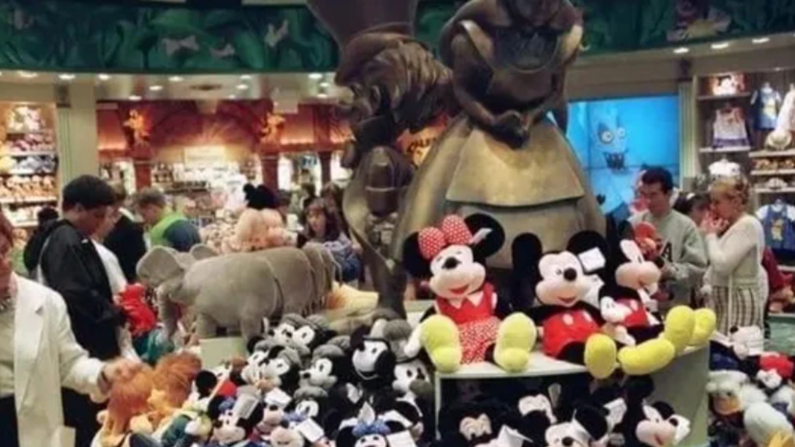 15 Mall Stores Every ’90s Kid Misses